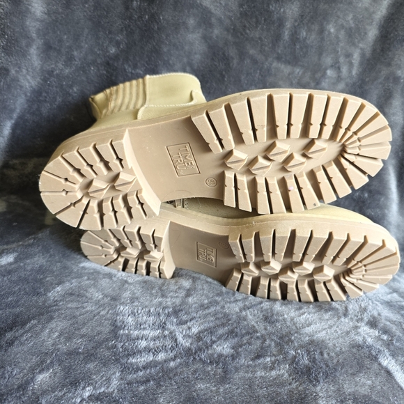 New women's Time and Tru Lug Chelsea Boots, beige / tan color, size 8 1/2 - Picture 4 of 6